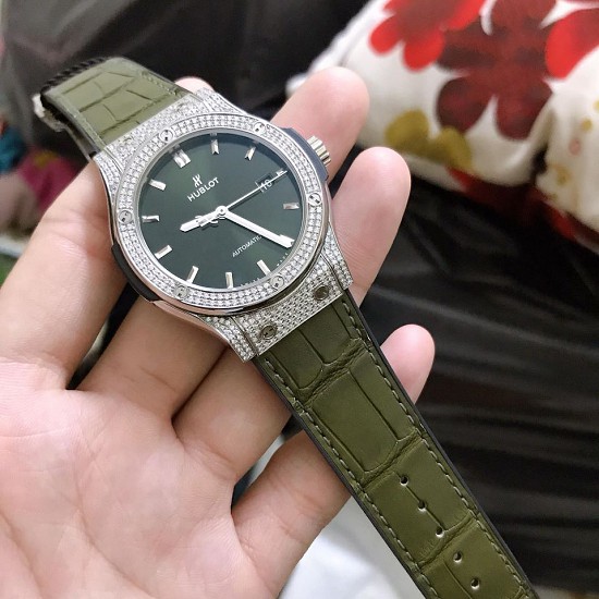 VIDEO: Đồng hồ Hublot Classic Fusion Green Titanium pavé Diamonds 42mm