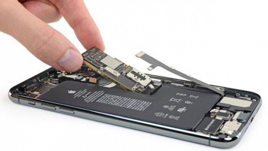Mổ bụng iPhone 11 Pro Max phát hiện khả năng sạc không dây ngược bị ẩn?